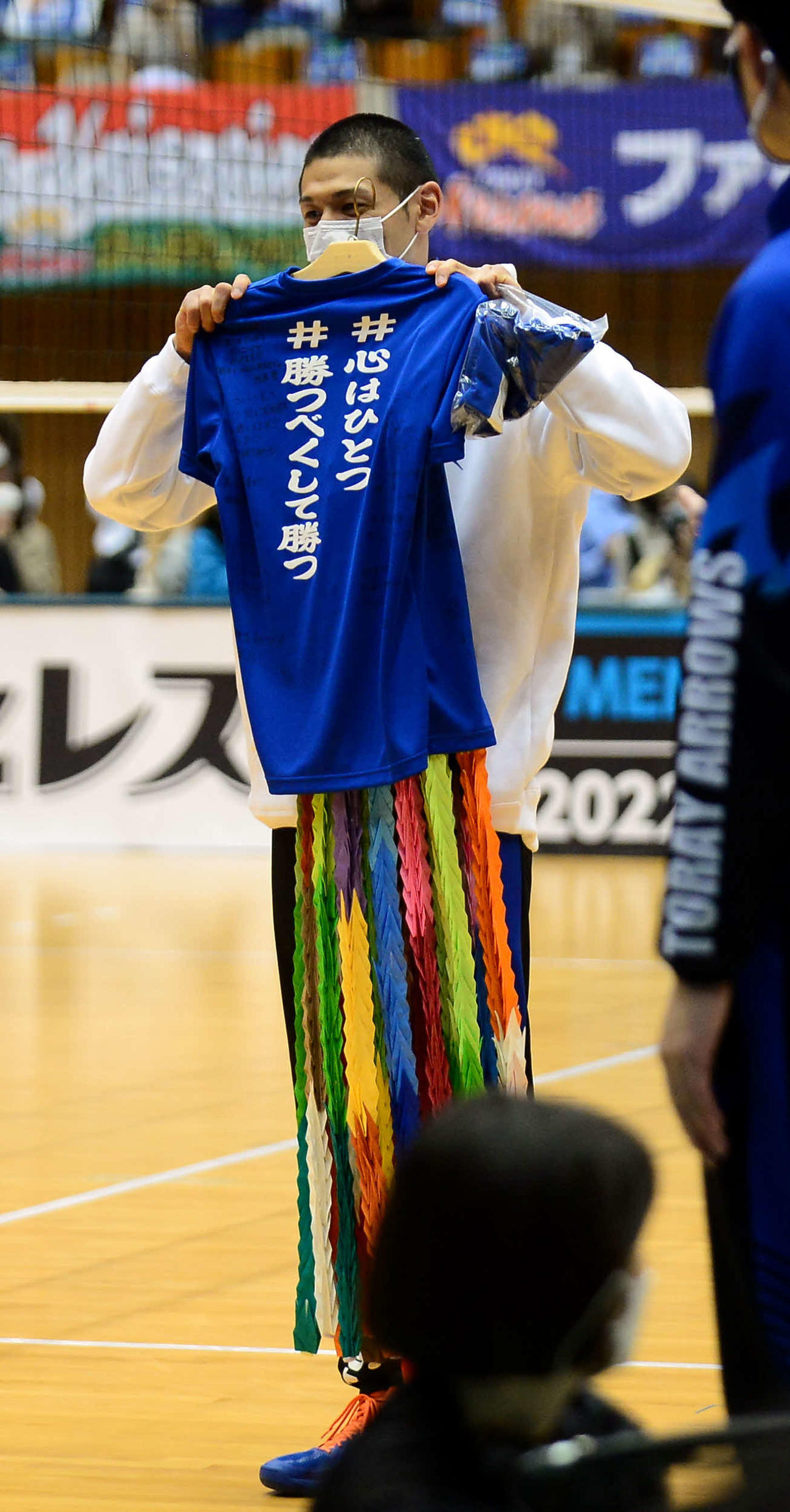 試合後、闘病中の東レ・藤井へジェイテクトから千羽鶴とTシャツが贈られた