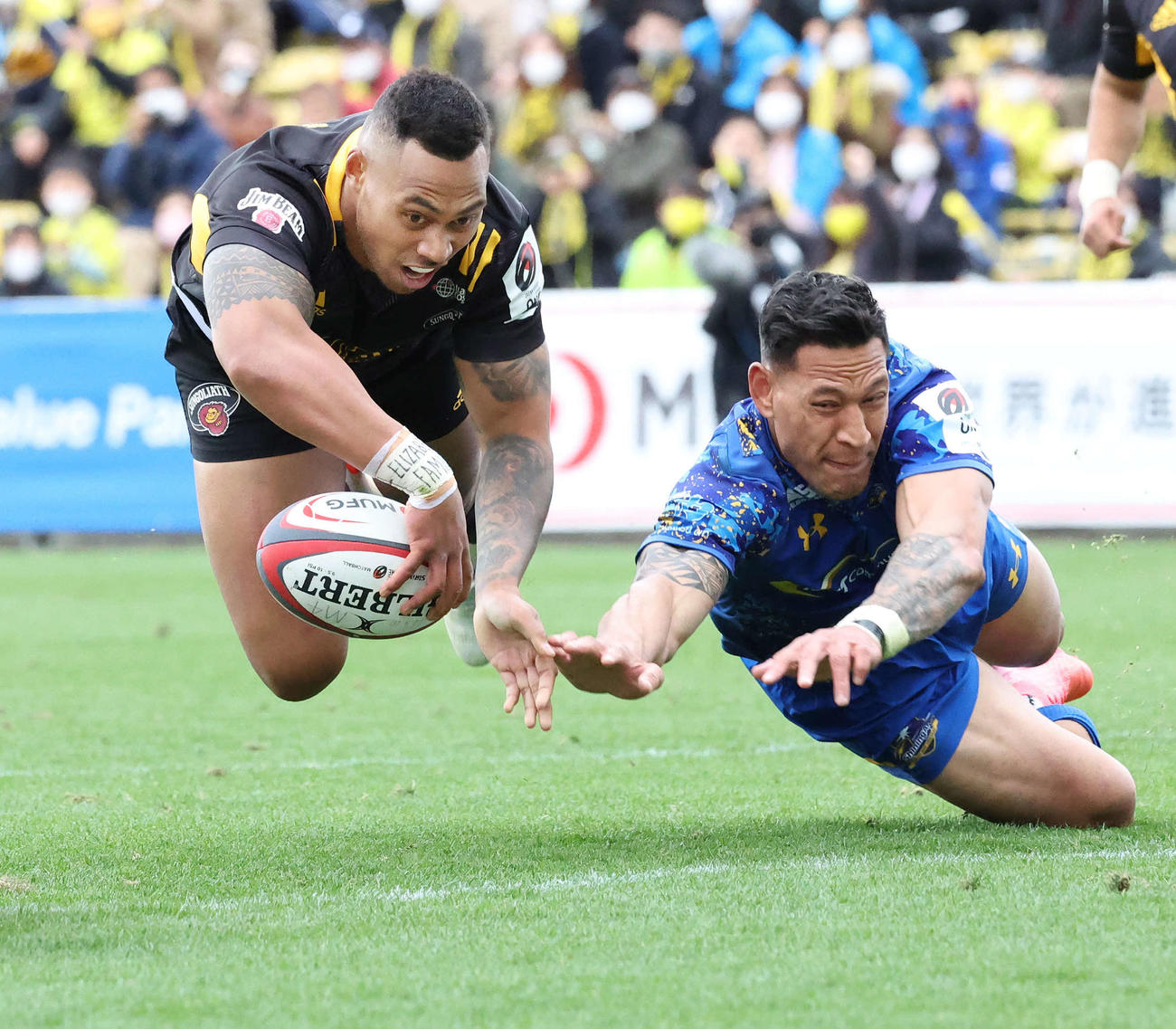 東京SG対浦安　前半、浦安FBフォラウ（右）のタックルをかわしてトライを決める東京SG・WTBリー（撮影・丹羽敏通）