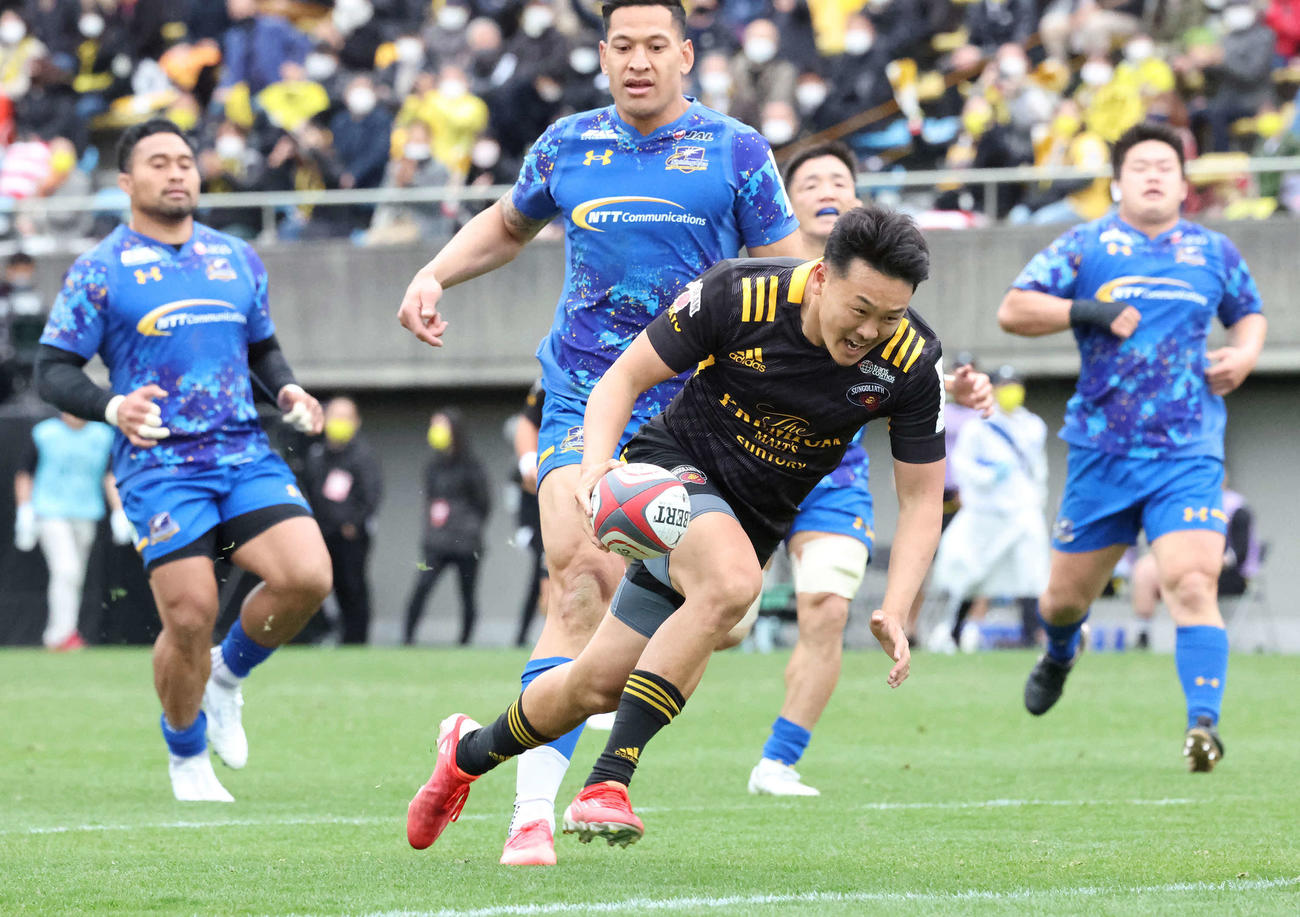 東京SG対浦安　後半、途中出場の東京SGCTB尾崎泰がゴール中央にトライを決める（撮影・丹羽敏通）