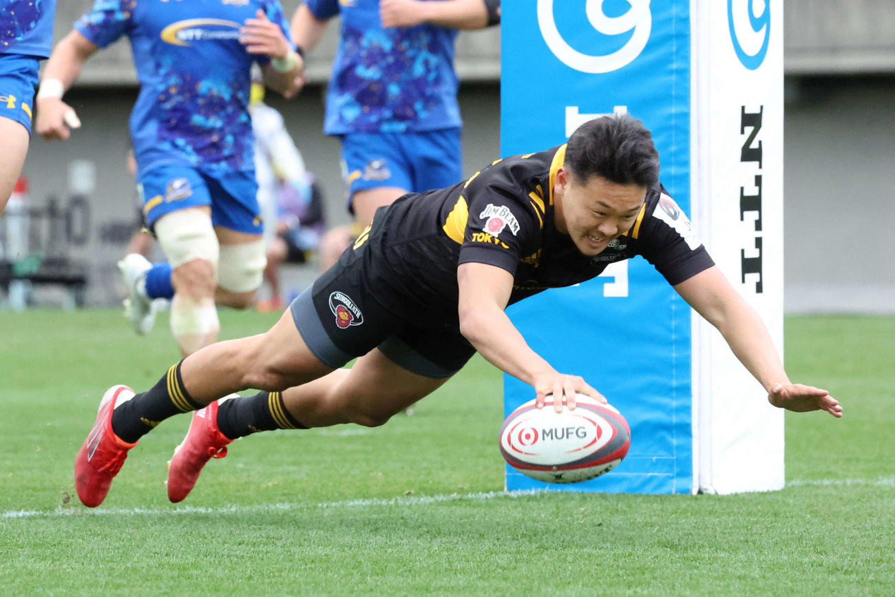 東京SG対浦安　後半、途中出場の東京SGCTB尾崎泰がゴール中央にトライを決める（撮影・丹羽敏通）
