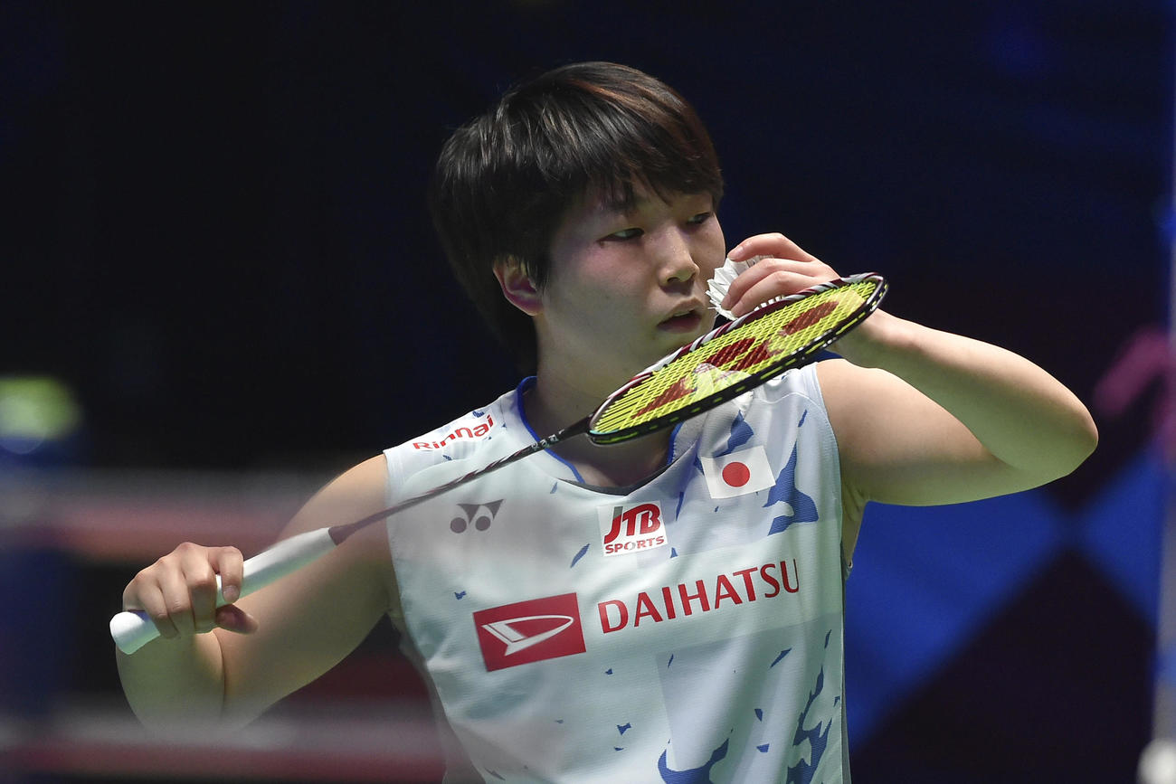 バドミントン全英オープン、シングルス決勝戦でプレーする山口茜（AP）