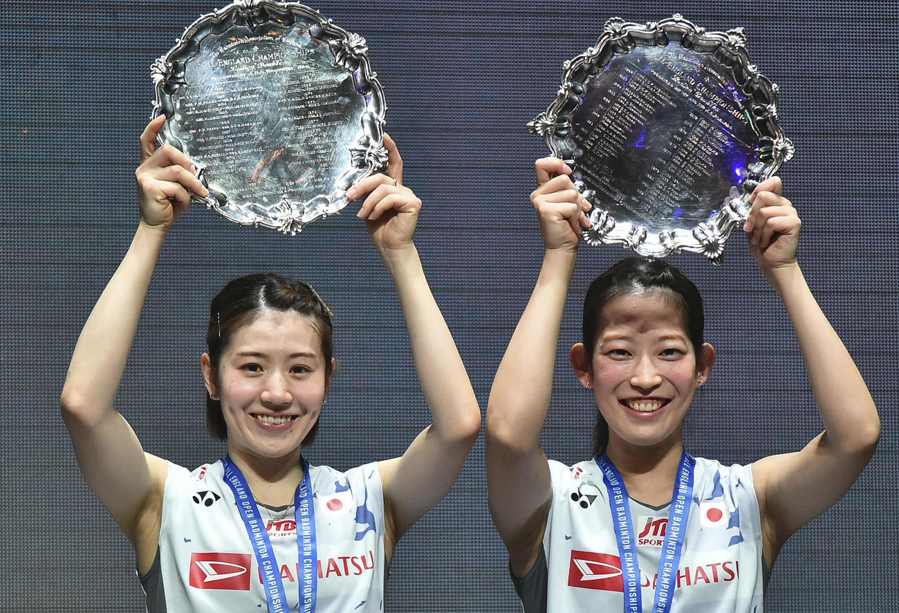 女子ダブルスで初優勝し笑顔の志田（左）、松山組（AP＝共同）