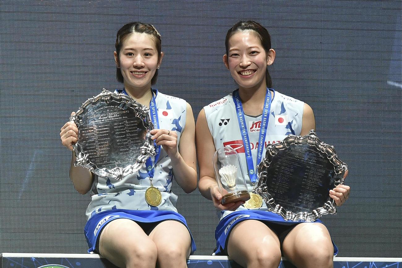 女子ダブルスで初優勝し笑顔の志田（左）、松山組（AP＝共同）