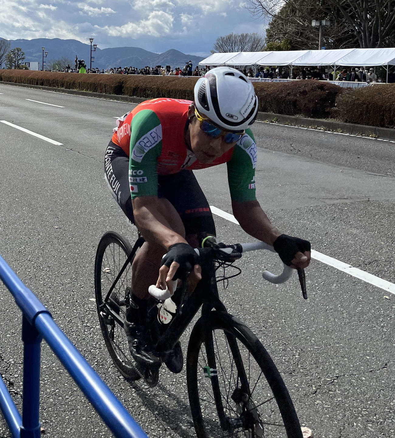 先頭を走るレバンテフジ静岡の佐野