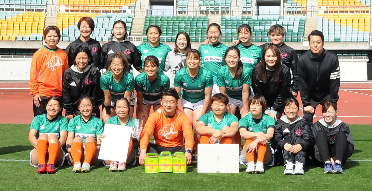 優勝を喜ぶアザレア・セブンのメンバーと小池監督（前列左から4人目）ら