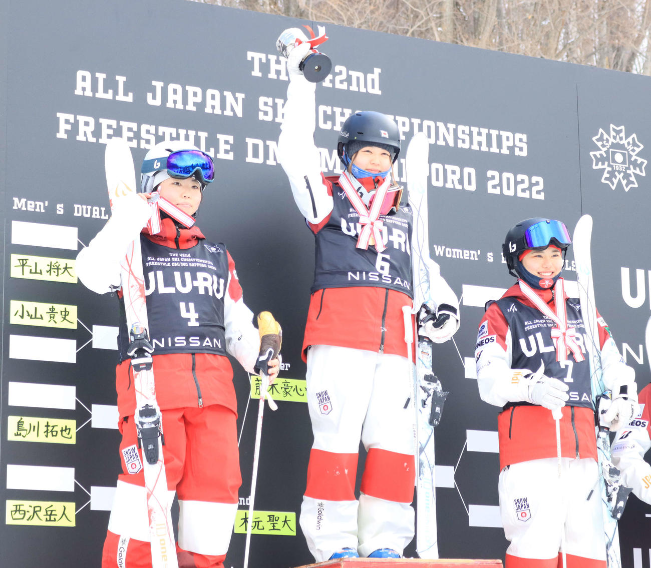 優勝杯を掲げる梶原（中央）。左は2位冨高、右は3位中尾（撮影・保坂果那）