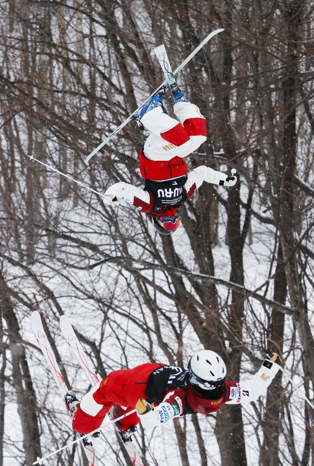 女子デュアルモーグル決勝　優勝した梶原（上）と2位の冨高（共同）