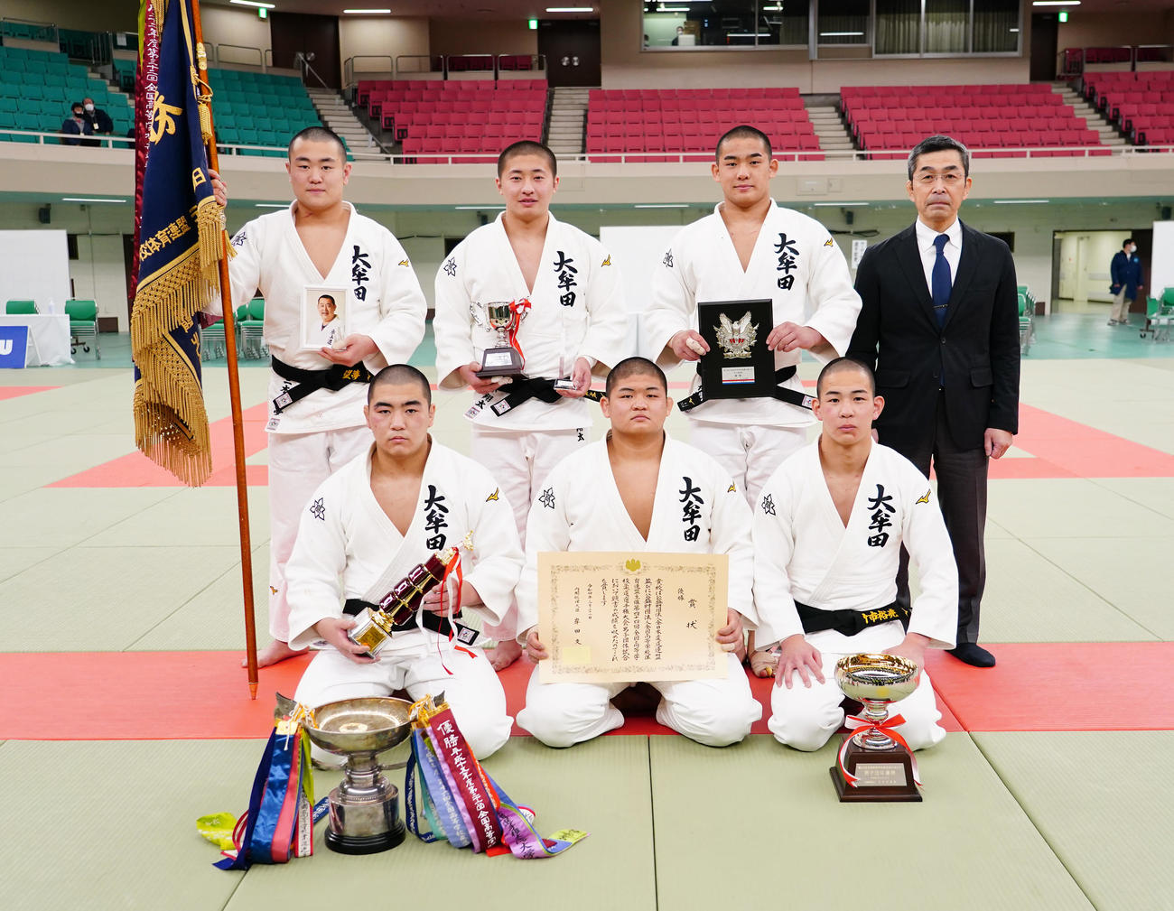 男子団体で優勝し記念写真に納まる、前列左から森山、熊谷、竹市。後列左から三木望、三木翔、山田（撮影・菅敏）