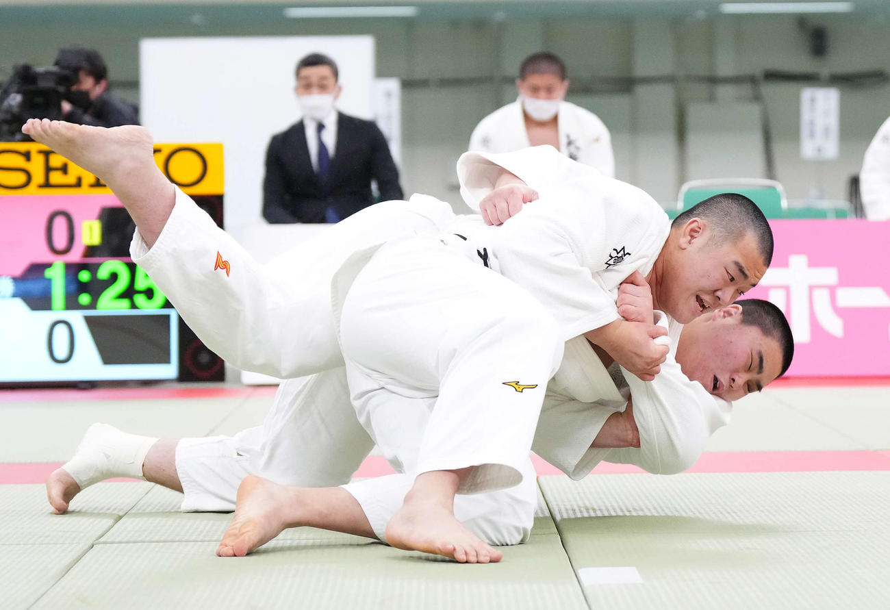 男子団体決勝で東海大相模・手塚（右）を攻める大牟田・三木望（撮影・菅敏）