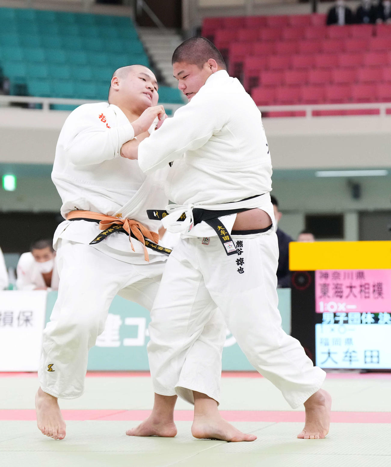 男子団体決勝で東海大相模・金杉（左）を攻める大牟田・熊谷（撮影・菅敏）