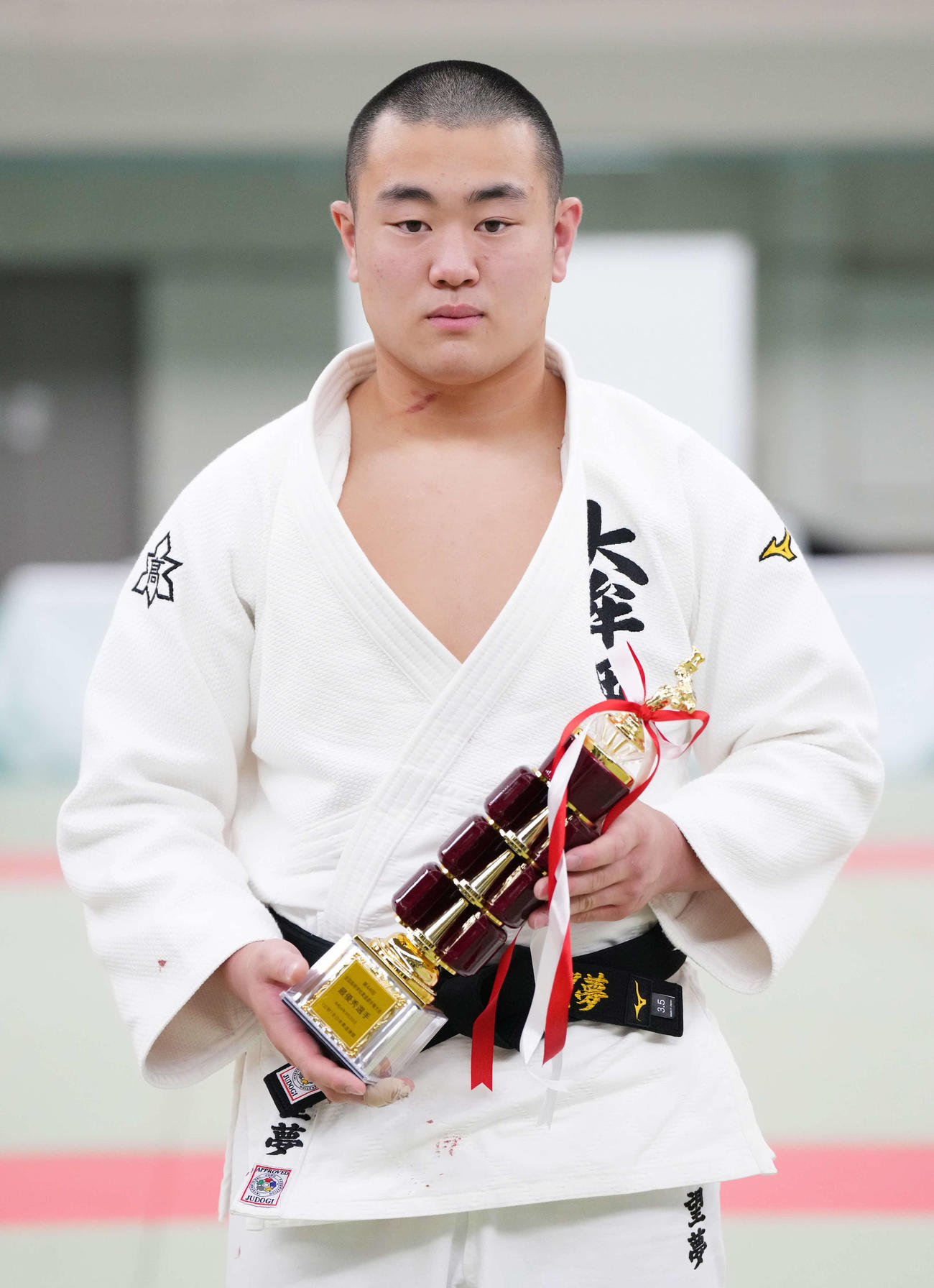 男子団体で最優秀選手に選ばれ、トロフィーを手にする大牟田・三木望夢（撮影・菅敏）