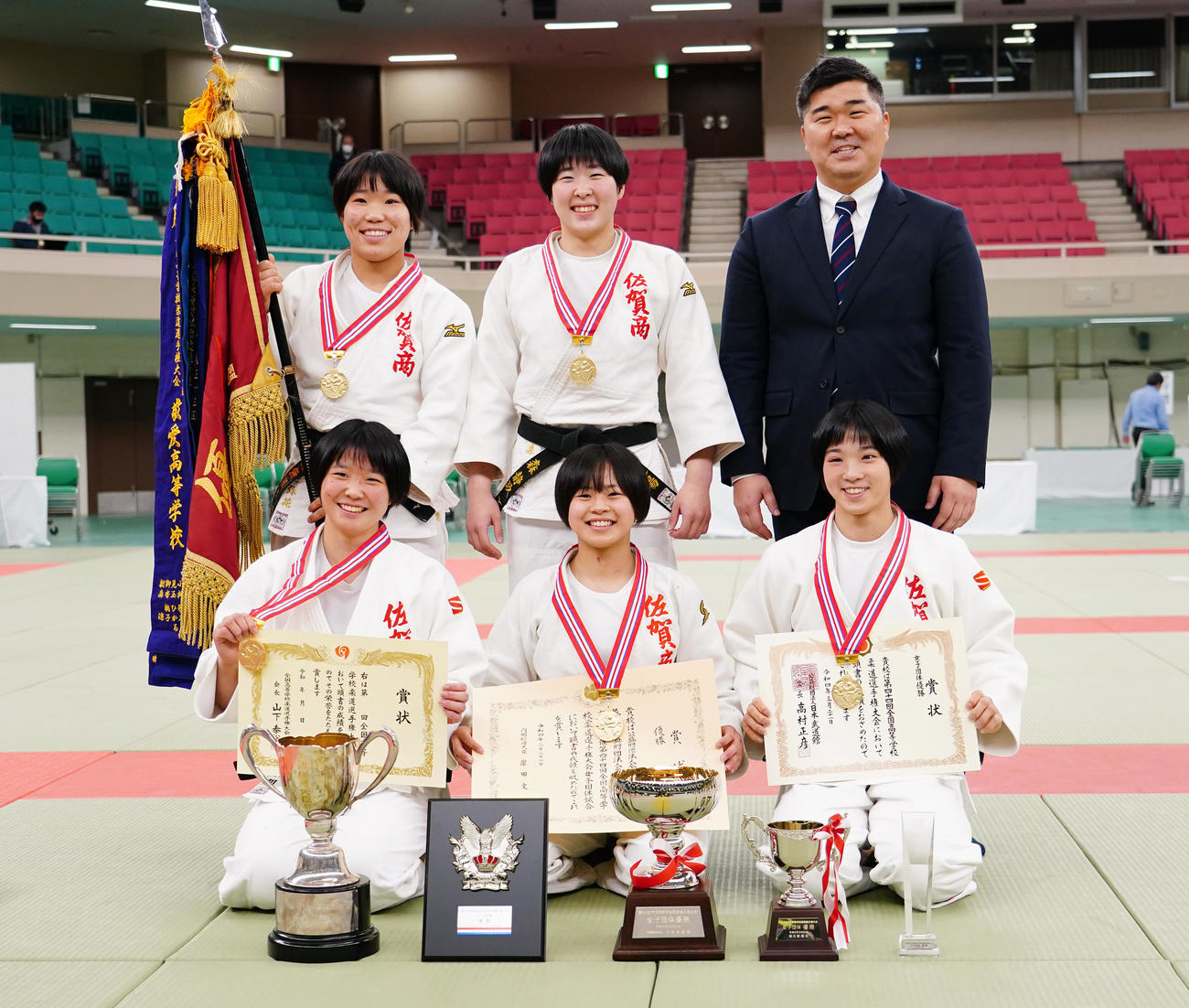 女子団体で優勝し記念写真に納まる佐賀商の選手たち（撮影・菅敏）