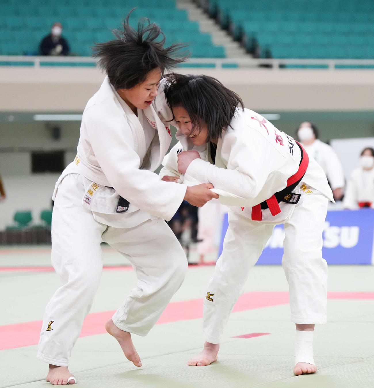 女子団体決勝で富士学苑・大久保（右）を攻める佐賀商・近藤（撮影・菅敏）