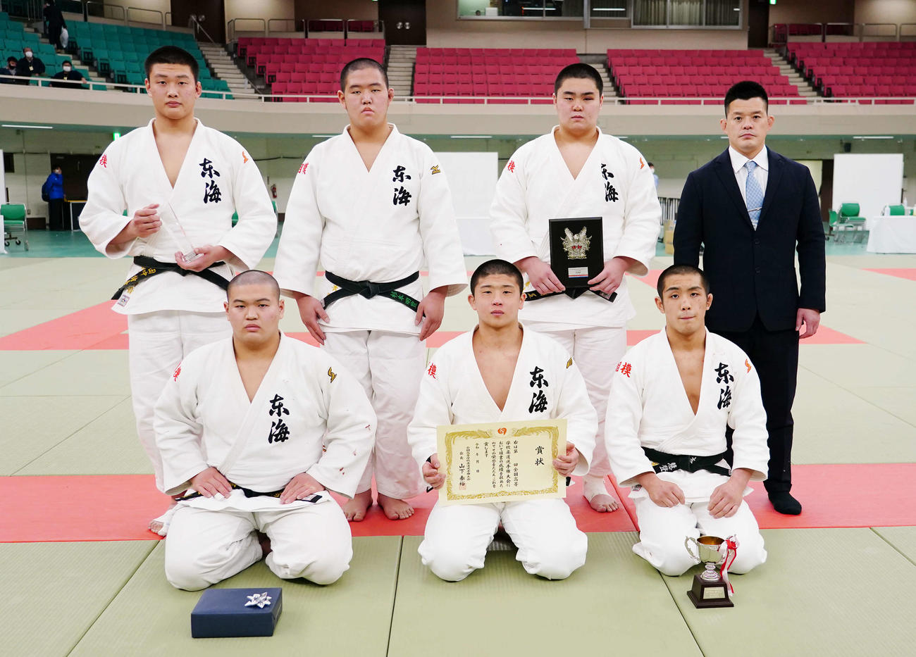 男子団体で準優勝の東海大相模の選手たち。前列左から金杉、上田、木原。後列左から田中、杉本、手塚（撮影・菅敏）