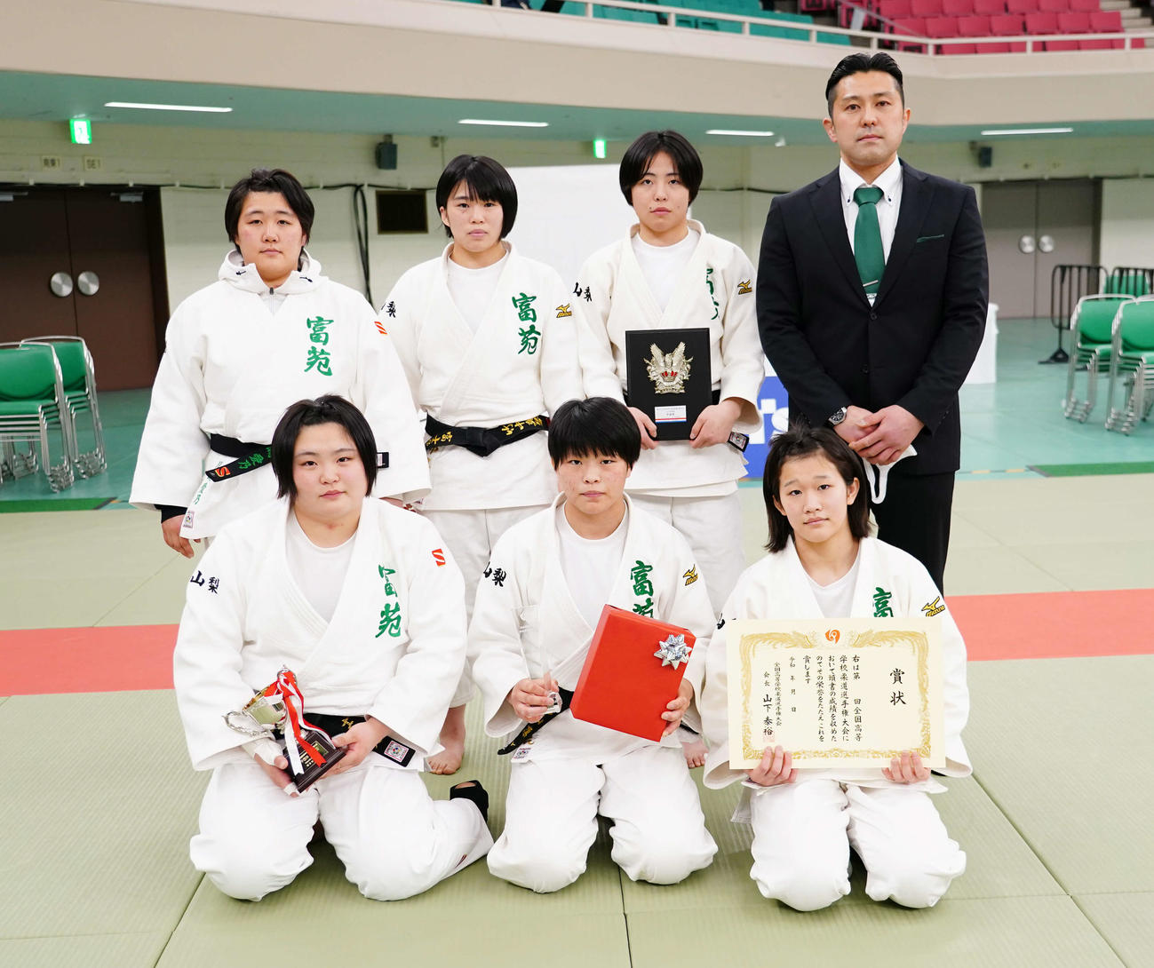 女子団体で準優勝の富士学苑の選手たち。前列左から山本、杉山、大久保。後列左から川崎、竹中、鈴木（撮影・菅敏）