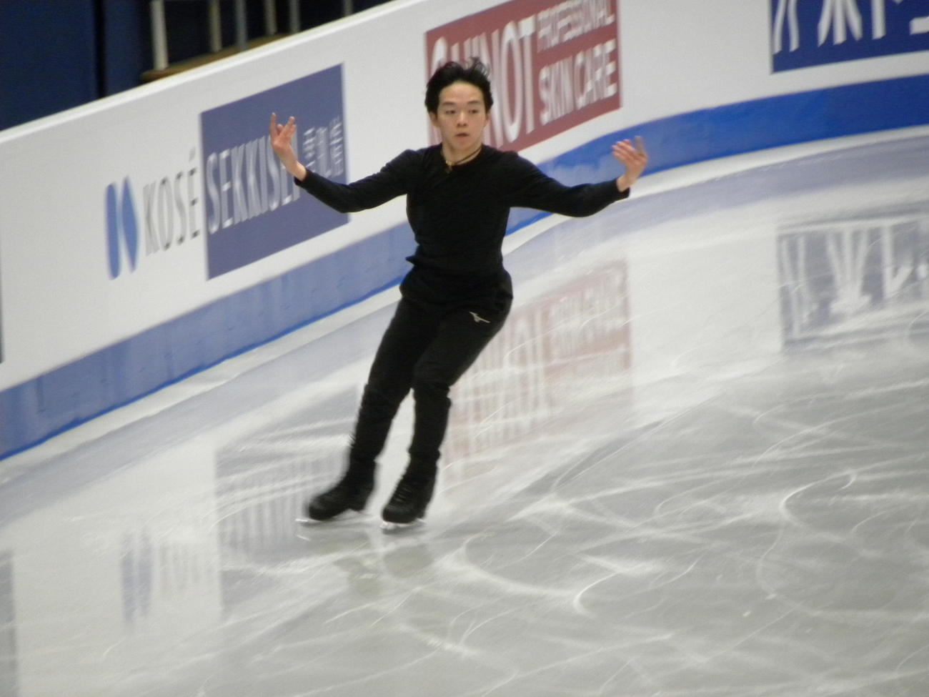 世界選手権の男子公式練習で滑りを確認する鍵山