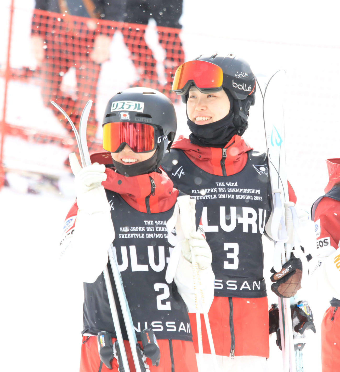 モーグルで初優勝した住吉（右）左は星野（撮影・保坂果那）
