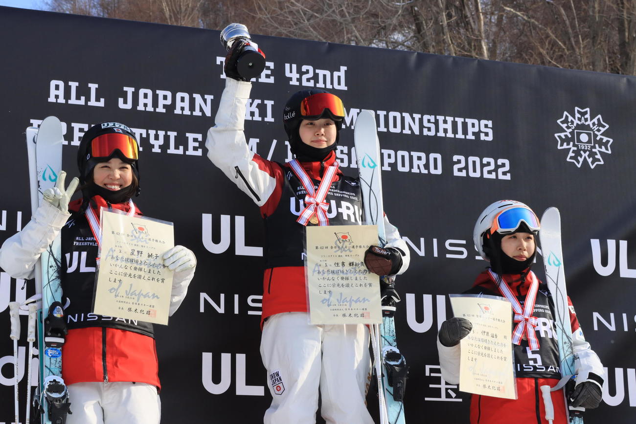 モーグルで初優勝した住吉（中央）。左は星野、右は伊原（撮影・保坂果那）