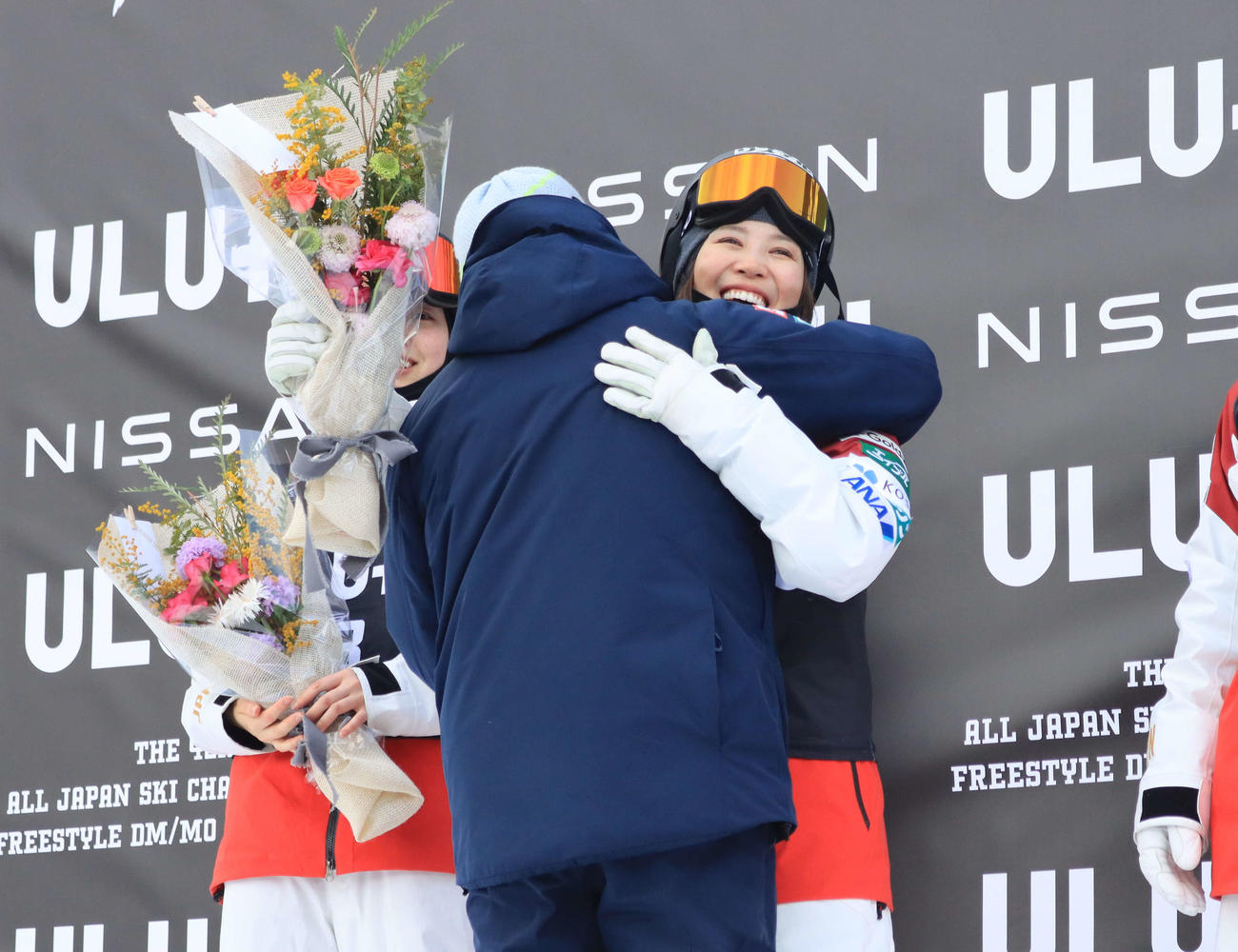 引退セレモニーで花束を受け取り笑顔の星野（右）（撮影・保坂果那）