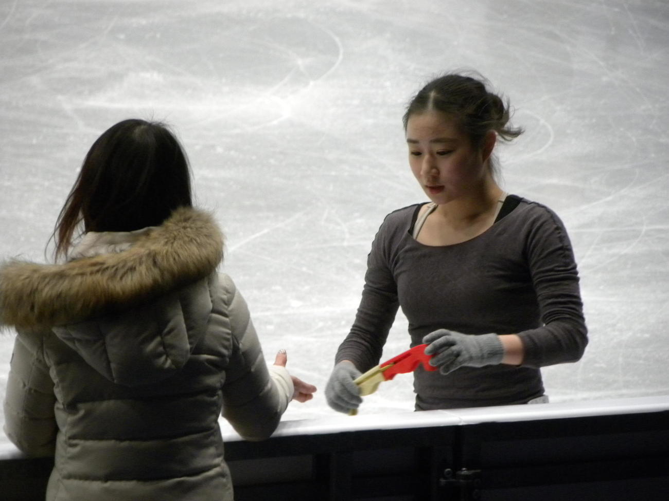 世界選手権の女子公式練習でエッジカバーを手に練習する河辺（右）