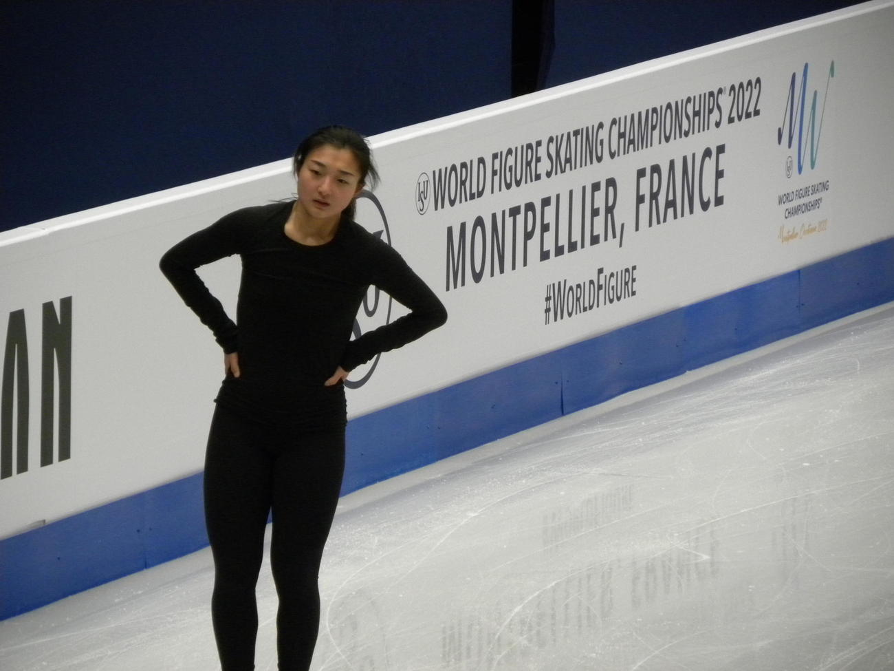 世界選手権の女子公式練習で険しい表情を見せる坂本