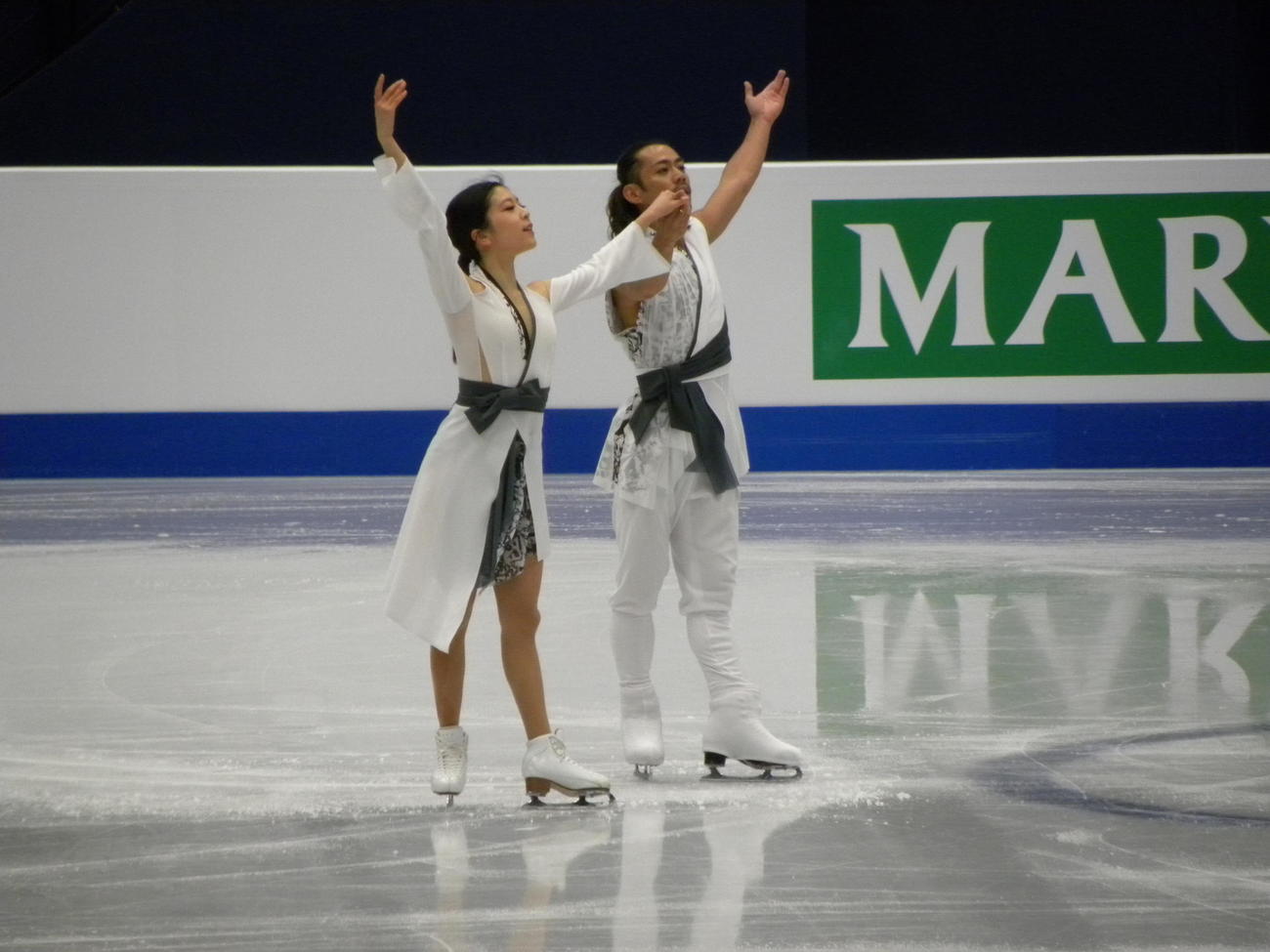 世界選手権アイスダンスの公式練習で演技する村元哉中（左）、高橋大輔組
