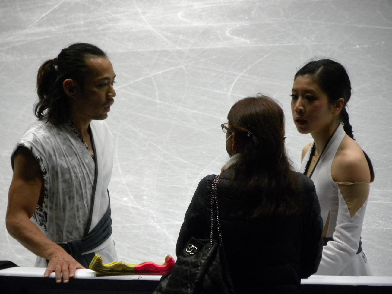 世界選手権アイスダンスの公式練習でズエワ・コーチ（中央）と会話する村元哉中（右）、高橋大輔