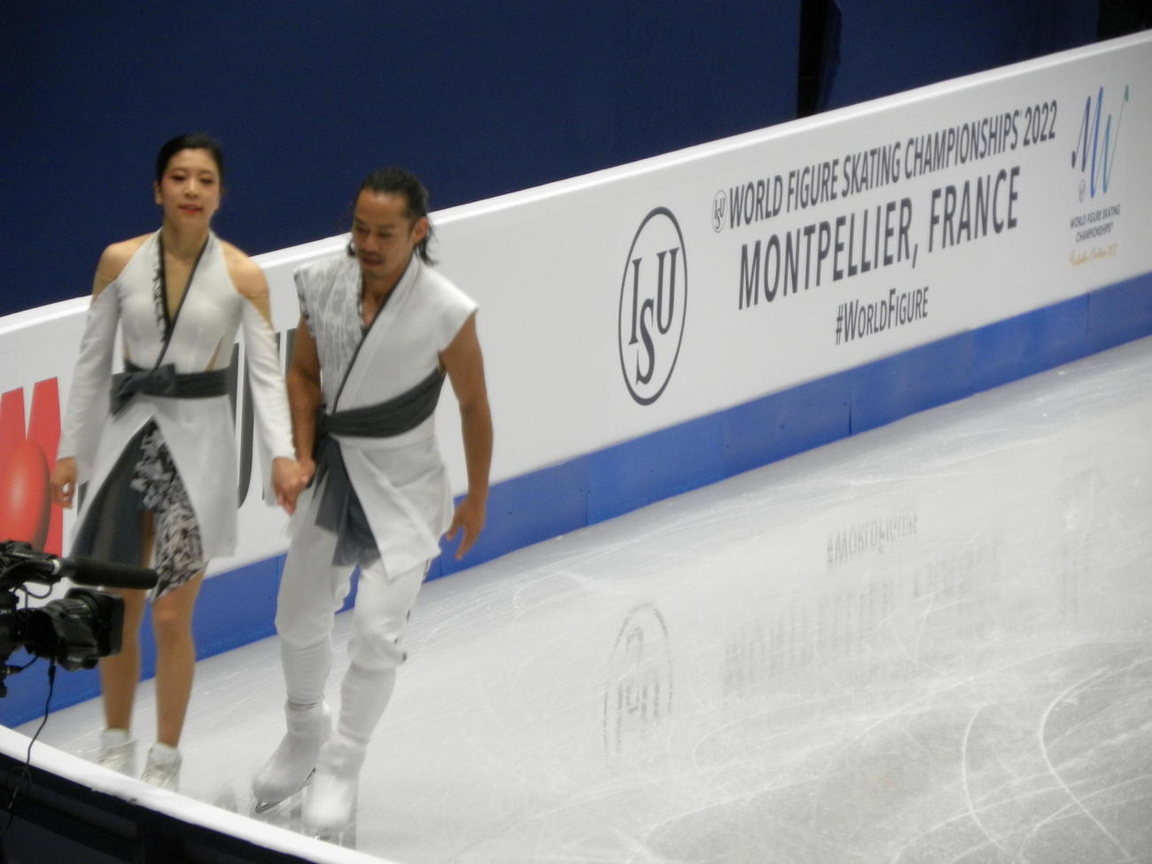 世界選手権アイスダンスの公式練習で調整する村元哉中（左）、高橋大輔組