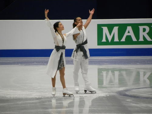初の世界選手権へ村元哉中・高橋大輔組が本番リンクで初練習 白の衣装