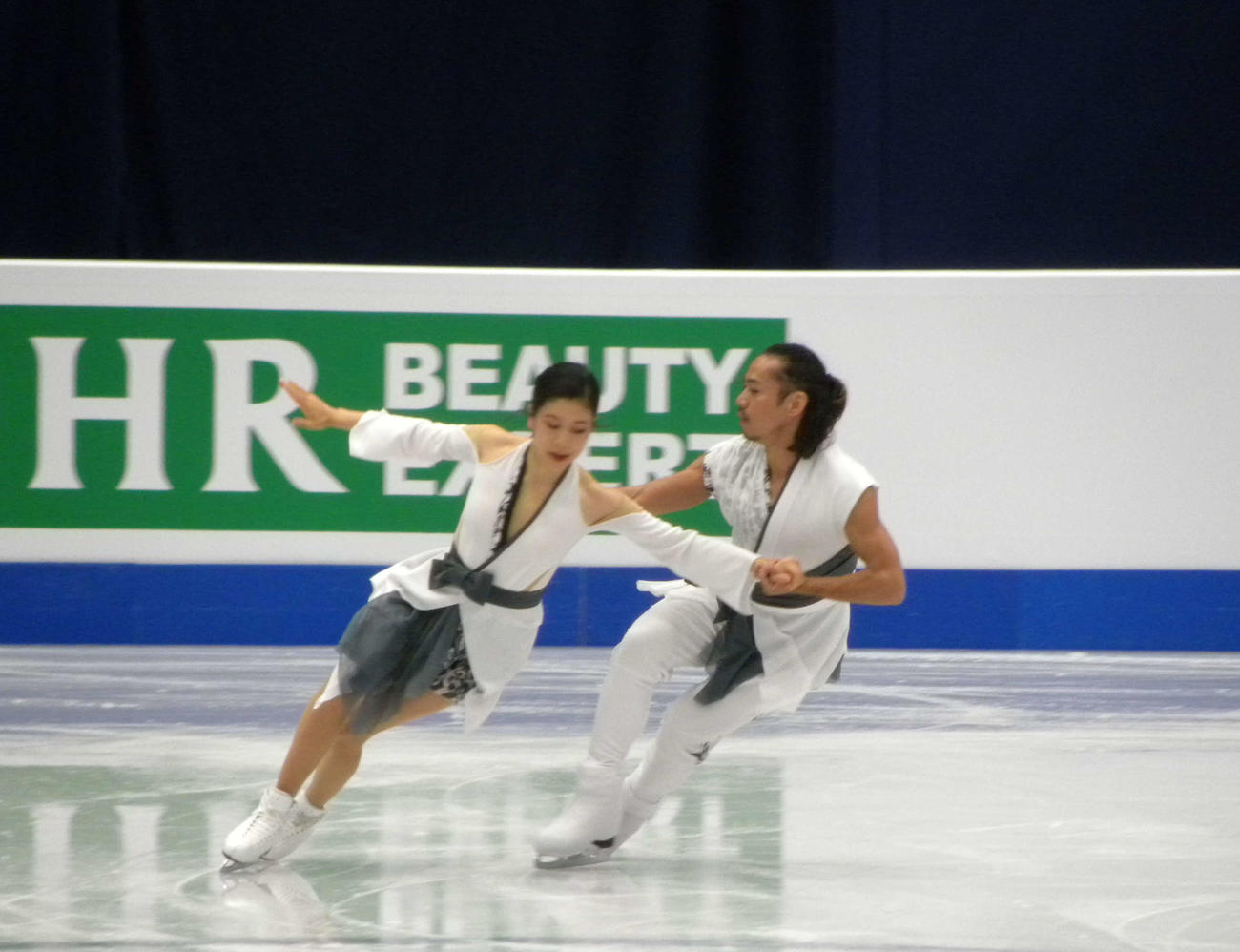 世界選手権アイスダンスの公式練習で演技する村元哉中（左）、高橋大輔組