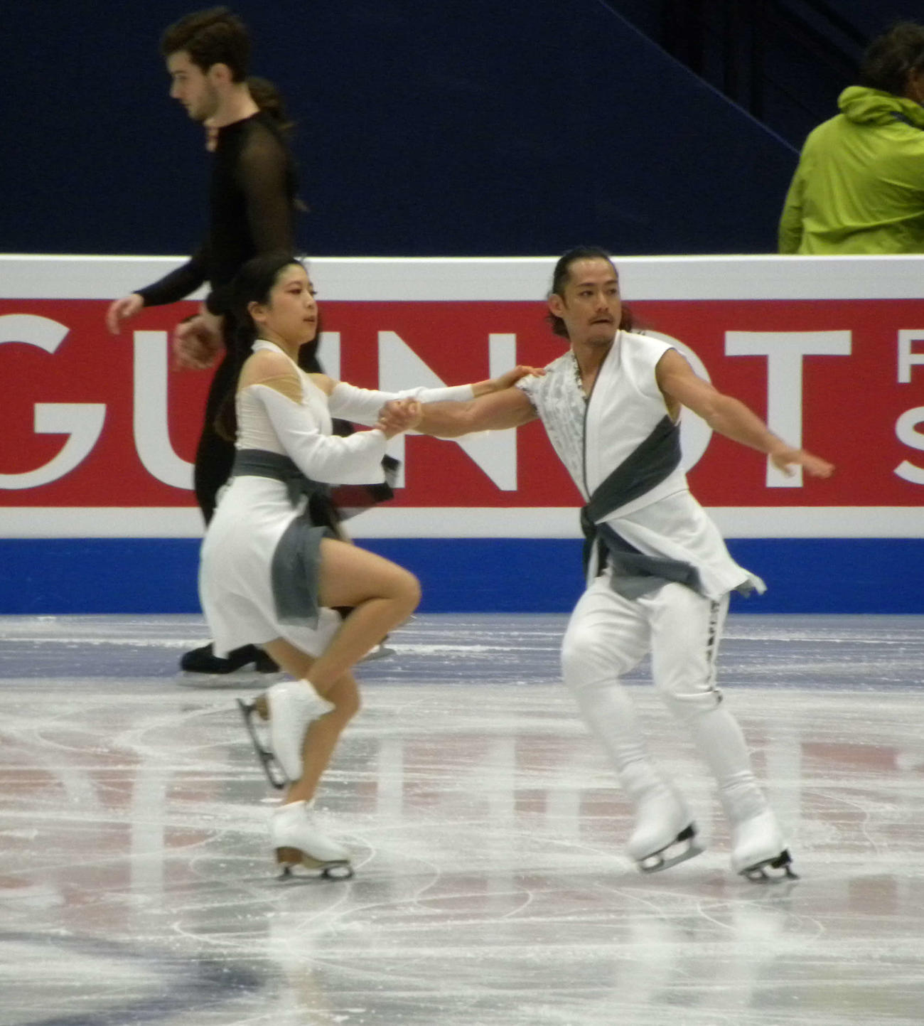 世界選手権アイスダンスの公式練習で演技する村元哉中（左）、高橋大輔組