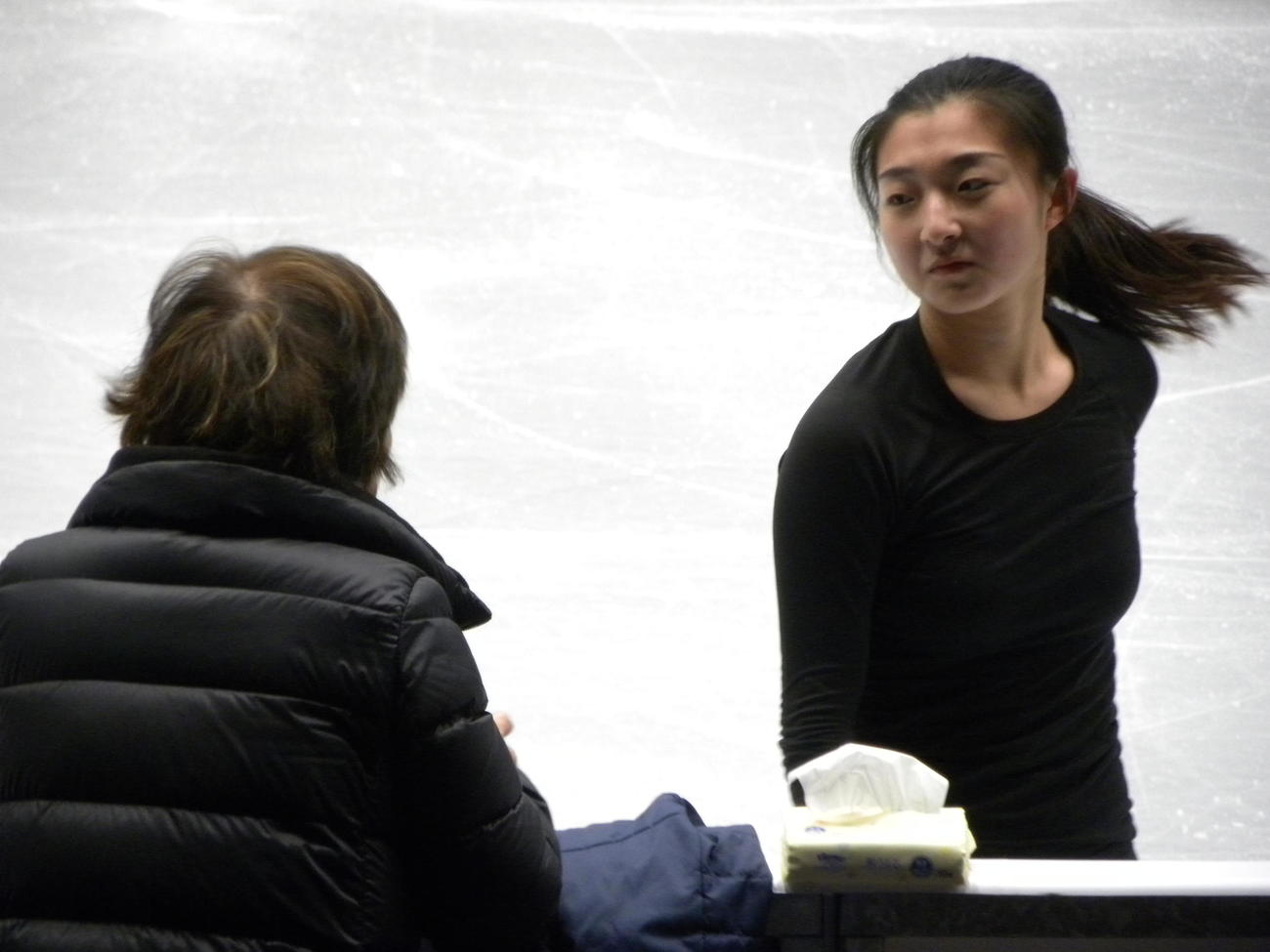 世界選手権の女子公式練習で中野園子コーチと言葉を交わす坂本（右）