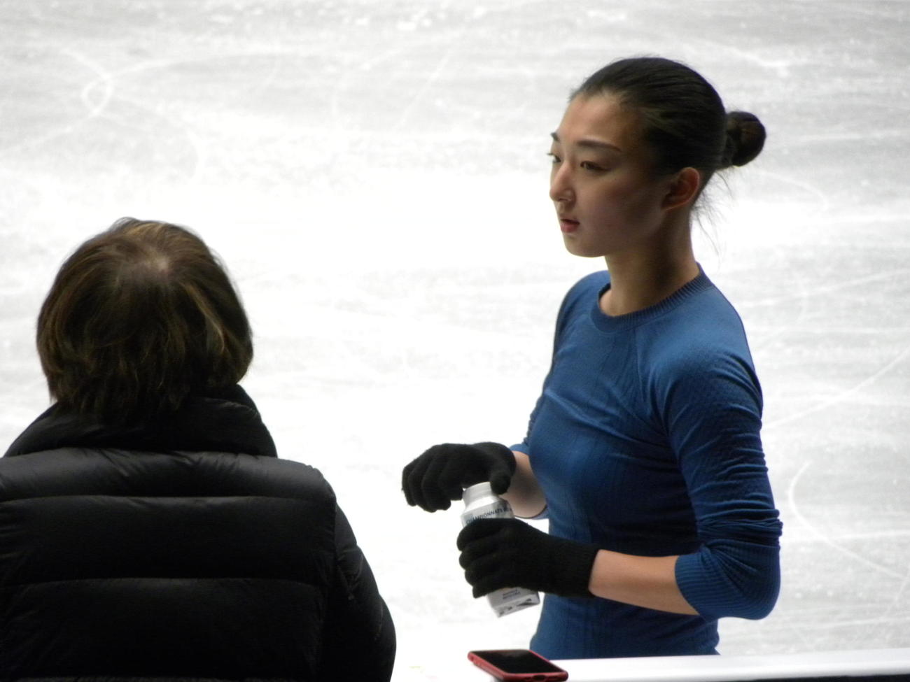 世界選手権女子の公式練習で中野園子コーチと話す坂本花織（右）