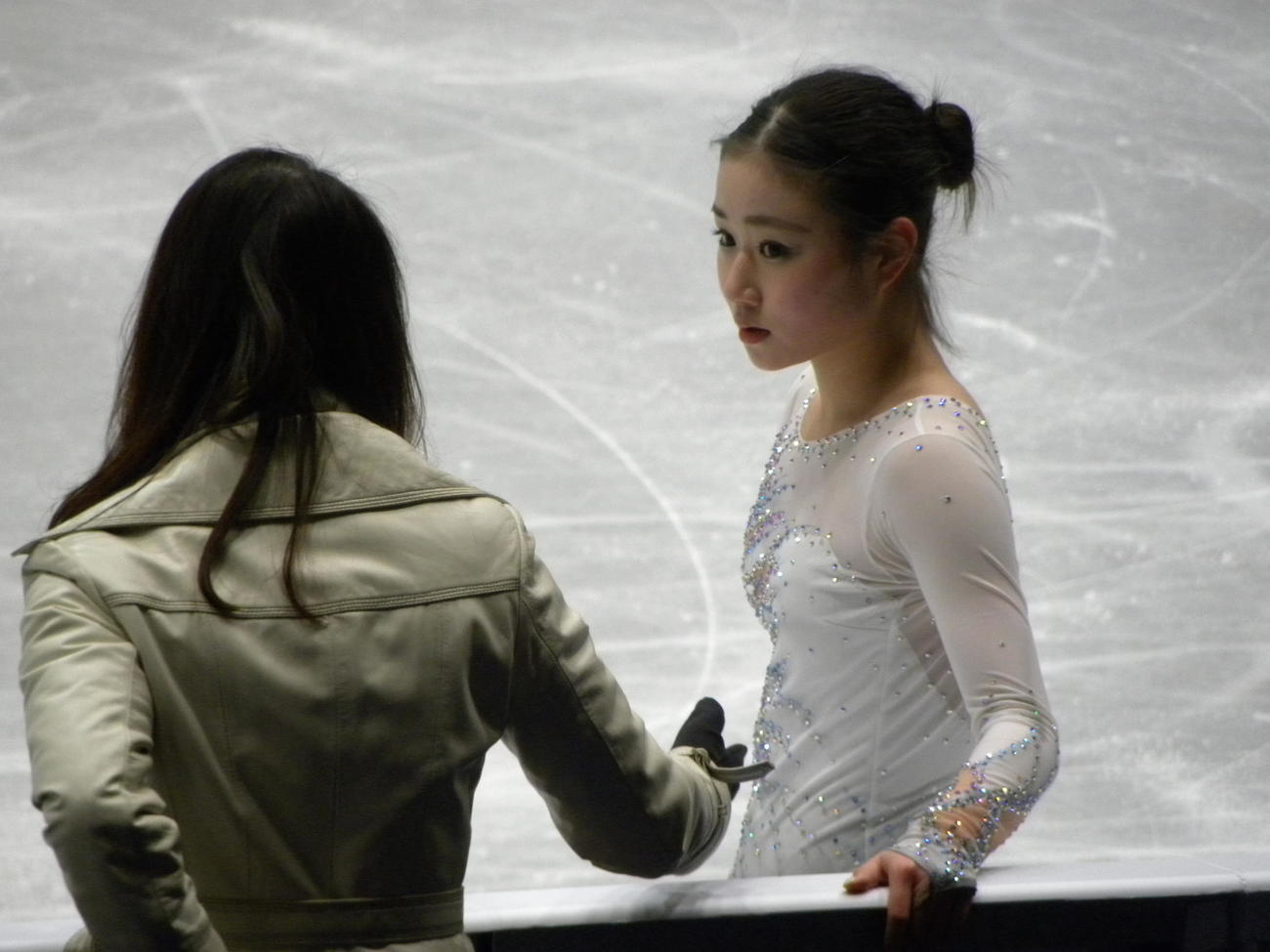 世界選手権女子の公式練習で浜田美栄コーチ（左）と会話する河辺愛菜
