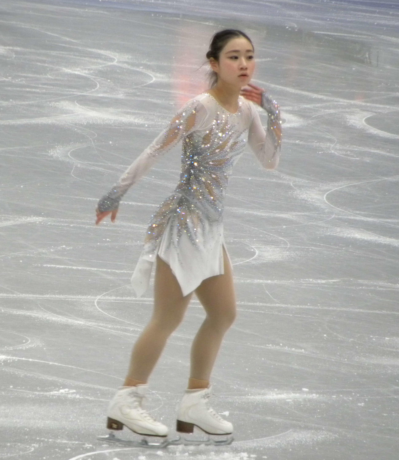 世界選手権女子の公式練習でフィニッシュポーズ後に少し驚いた表情を見せる河辺愛菜（撮影・松本航）