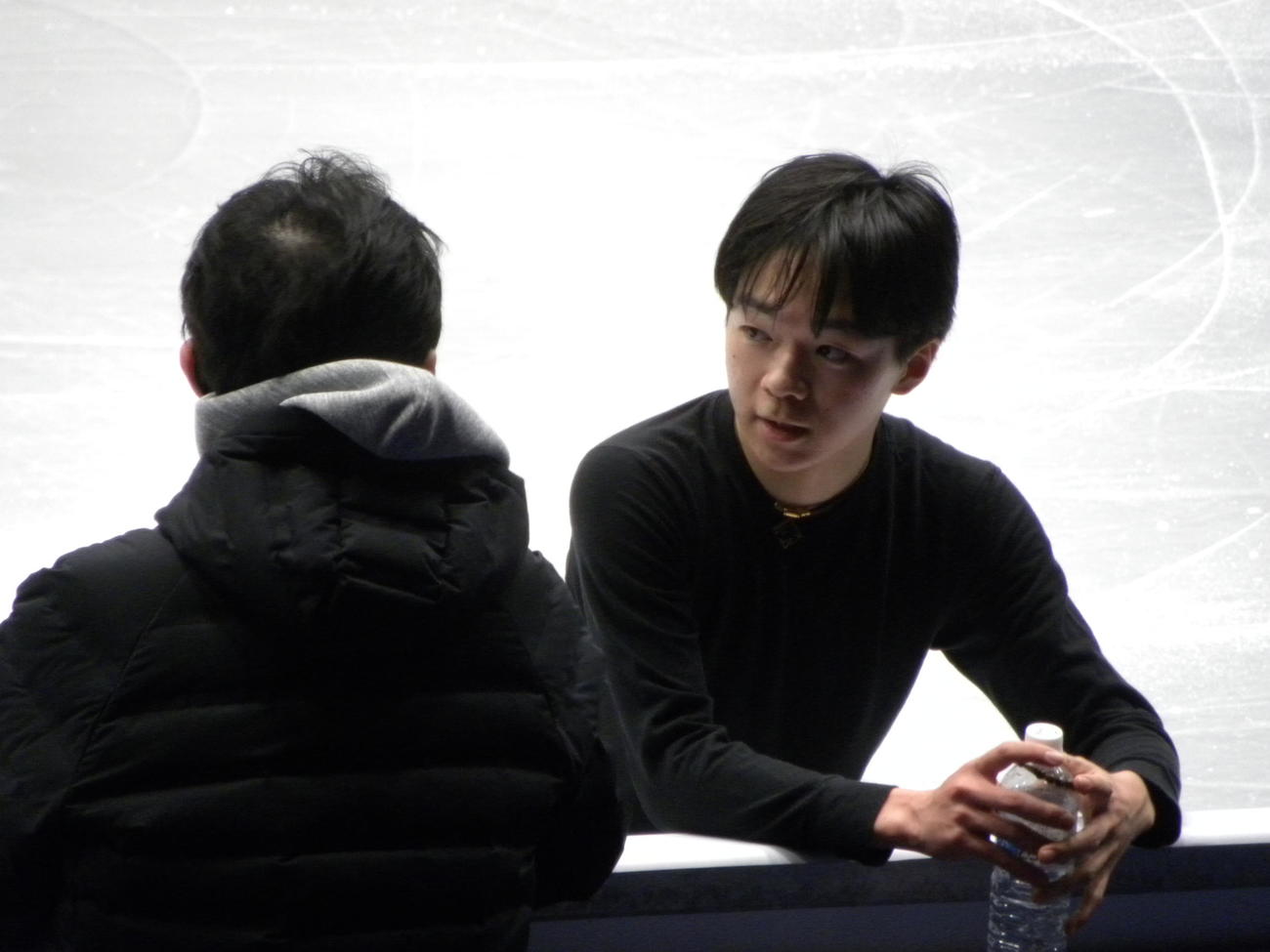 世界選手権の男子公式練習で父の正和コーチと話す鍵山（右）