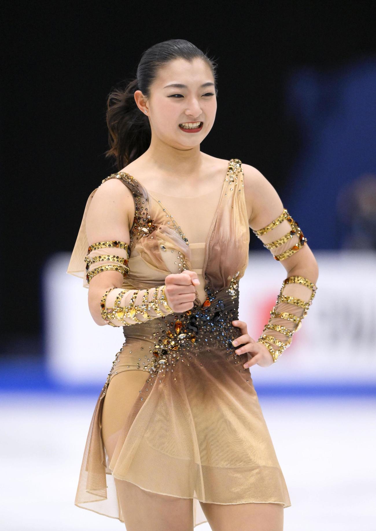 女子SPで演技を終え、ガッツポーズで喜ぶ坂本花織（共同）