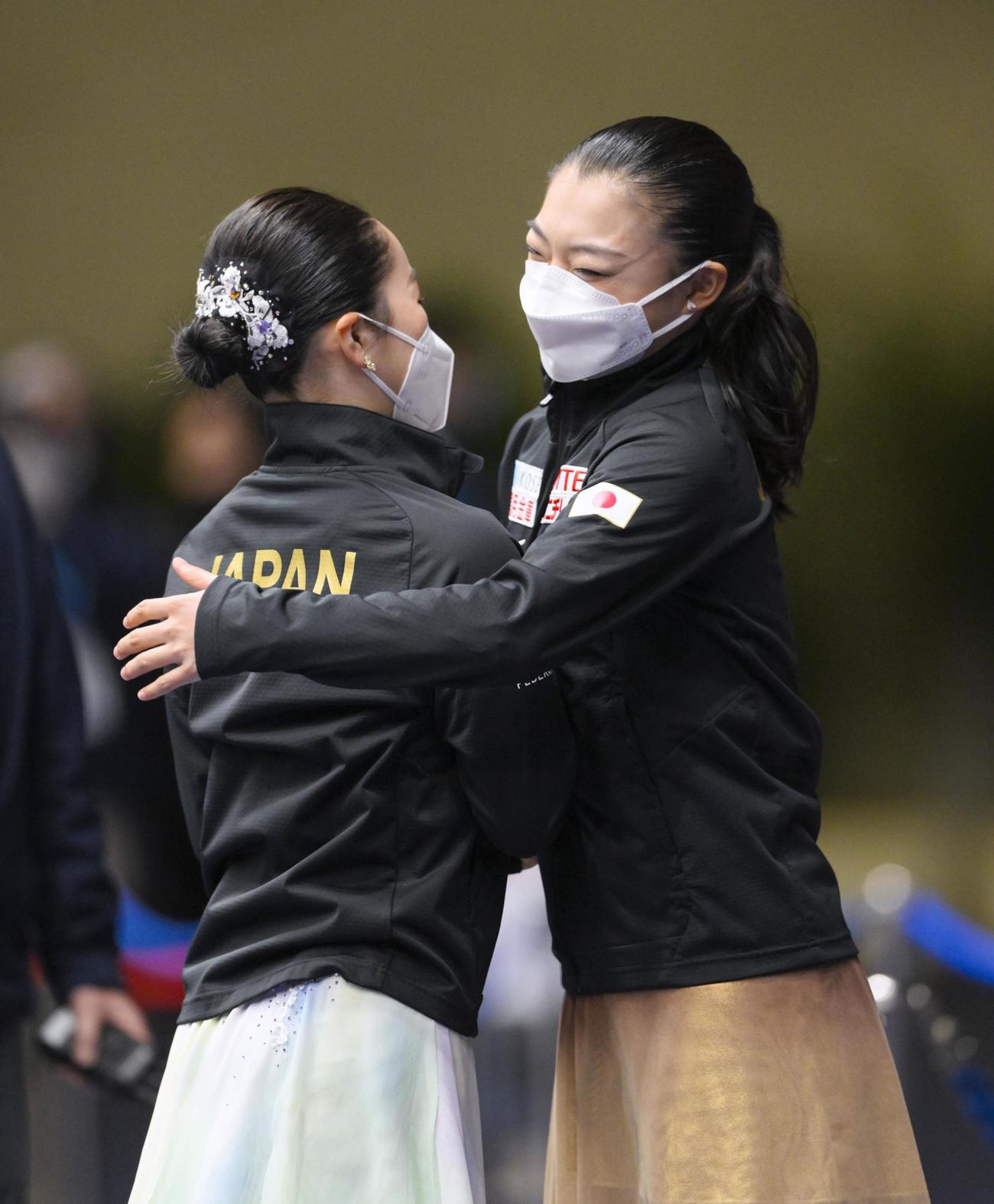 女子SPの演技前に、抱き合う樋口（左）と坂本（共同）