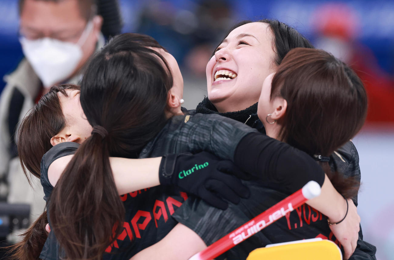 北京五輪　カーリング女子準決勝　日本対スイス　スイスに勝利し歓喜の藤沢五月（右）らロコ・ソラーレの選手たち（2022年2月13日撮影）