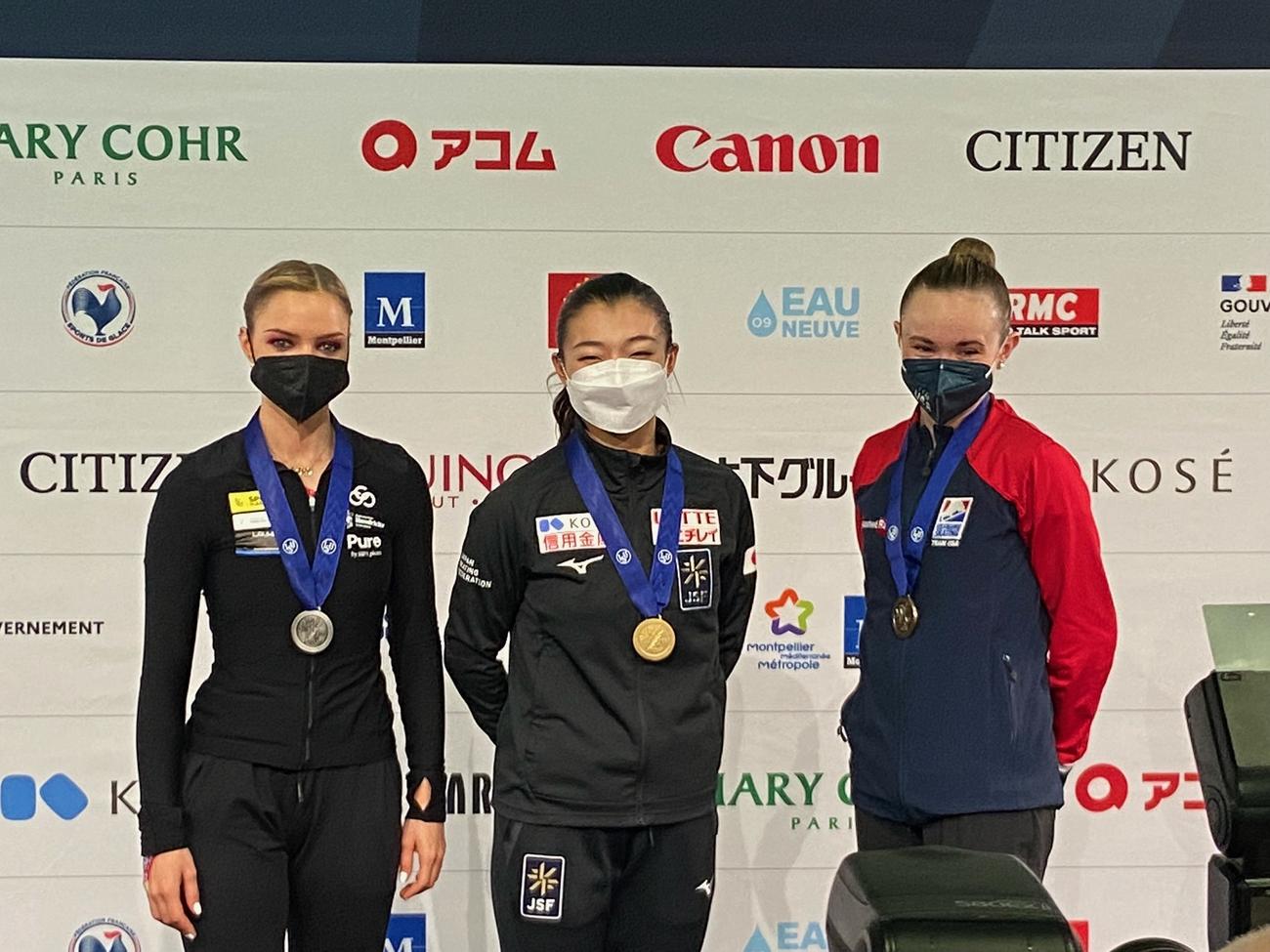 世界選手権女子SP後に笑顔を見せる1位の坂本花織（中央）と2位のルナ・ヘンドリックス（左）、3位のマライア・ベル