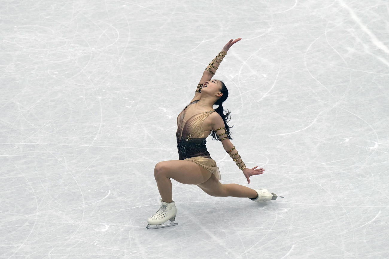 世界選手権　SPで演技する坂本花織（AP）