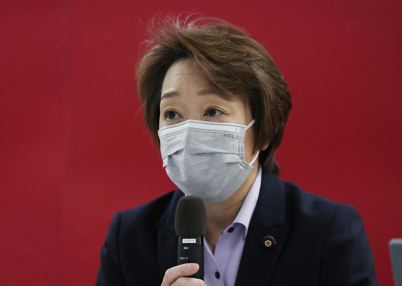 東京五輪・パラリンピック大会組織委員会の理事会であいさつする橋本聖子会長（代表撮影）