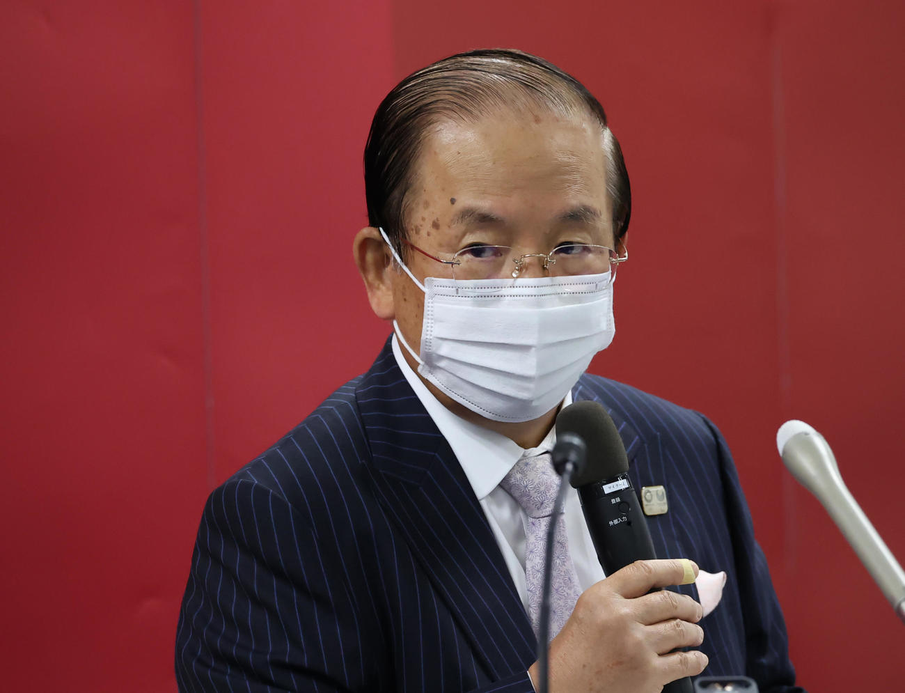 東京五輪パラリンピック大会組織委員会の理事会終了後、記者会見する武藤敏郎事務総長（代表撮影）
