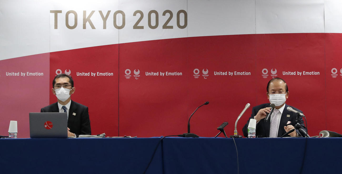 東京五輪パラリンピック大会組織委員会の理事会終了後、記者会見する武藤敏郎事務総長（右）。左は高谷正哲スポークスパーソン（代表撮影）