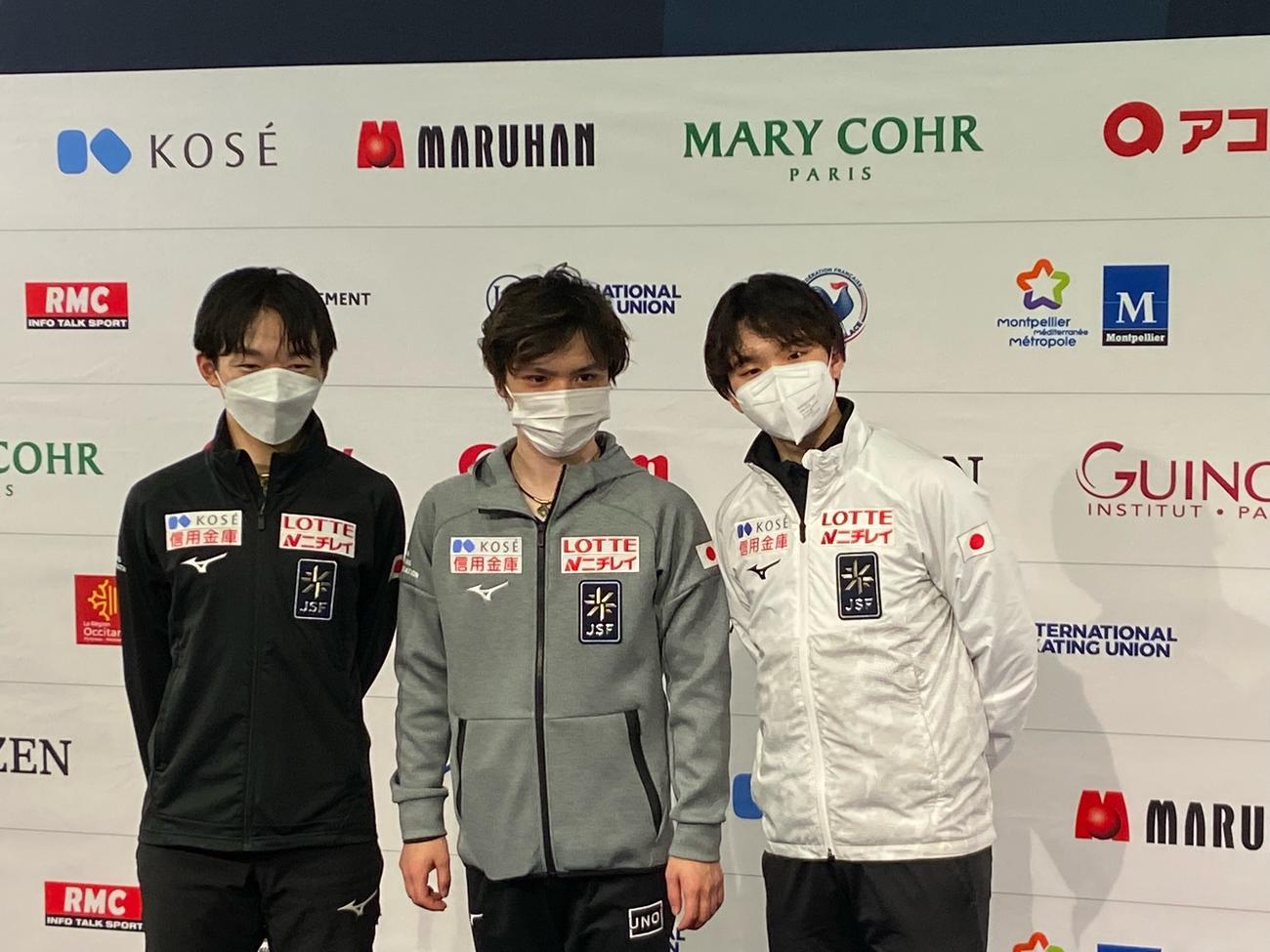 世界選手権男子SP後に記念写真に納まる1位の宇野昌磨（中央）と2位の鍵山優真（左）、3位の友野一希