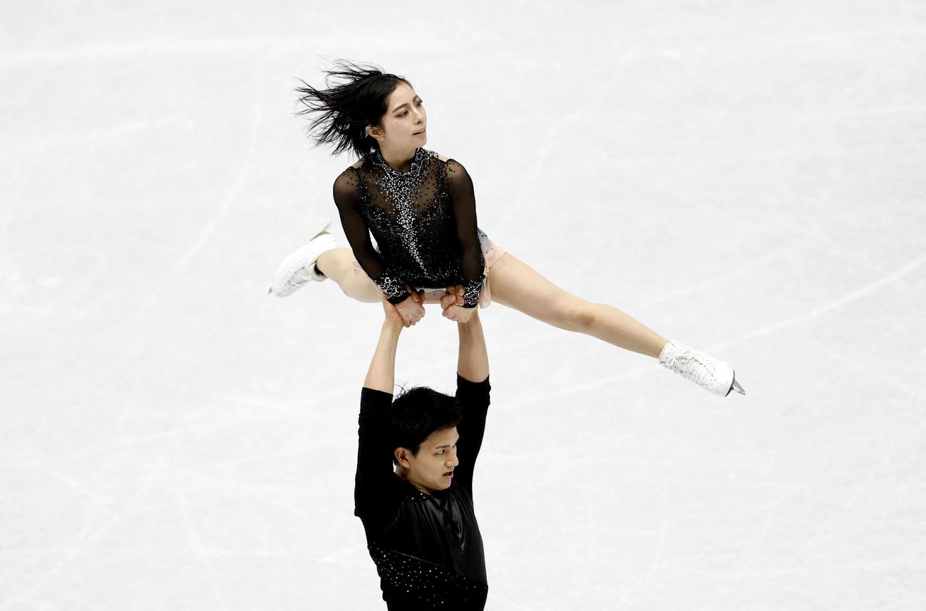 フィギュア世界選手権ペアフリー　演技する三浦璃来＆木原龍一組（ロイター）