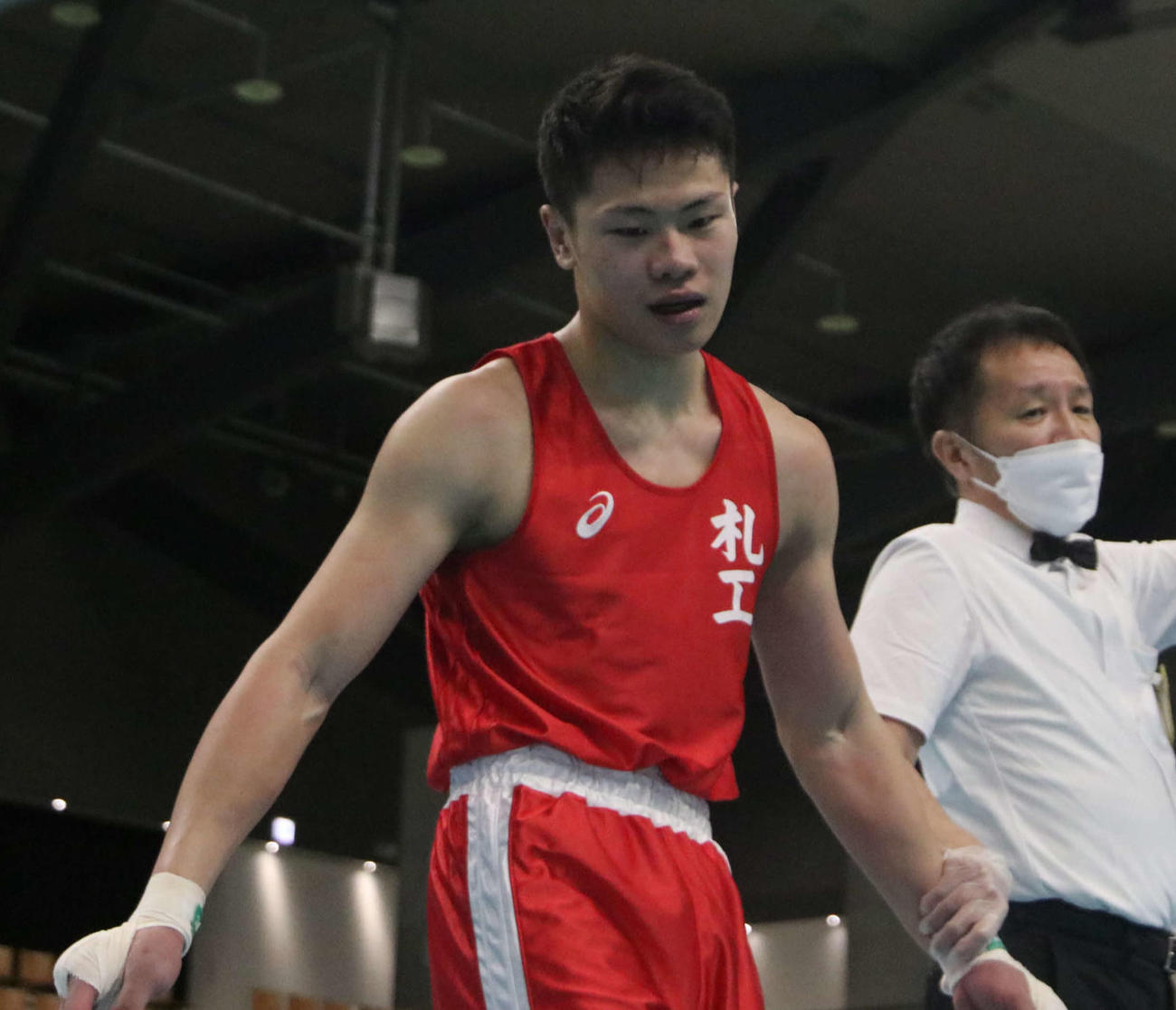 試合に敗れ悔しがる札幌工の荻野（撮影・山崎純一）