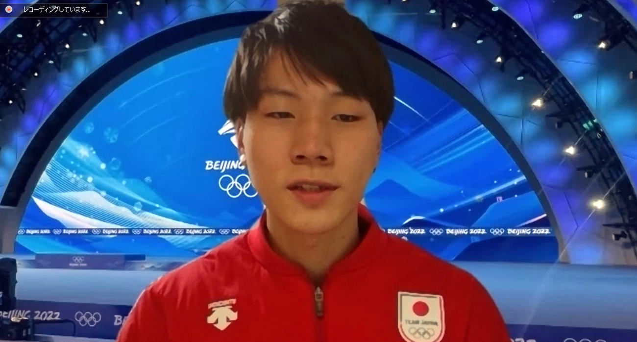 会見に応じる北京五輪スピードスケート男子500メートル銅メダルの森重航（撮影・三須一紀）