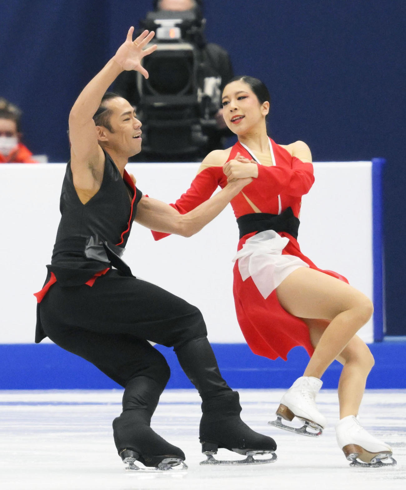 アイスダンスRD　演技する村元（右）、高橋組（共同）