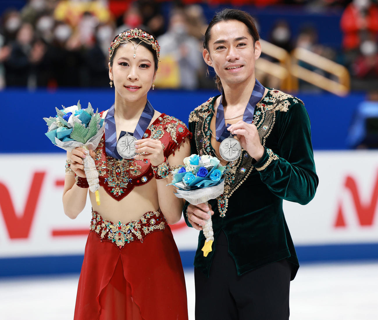 笑顔で写真に納まる村元（左）、高橋組（2021年12月25日撮影）
